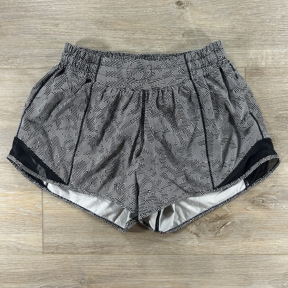 Lululemon Size 6‎ Low Rise Hotty Hot Shorts 4" Seawheeze Black Geometric